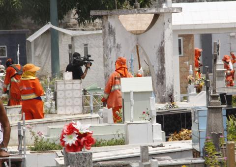 Cemitérios recebem manutenção para o Dia de Finados